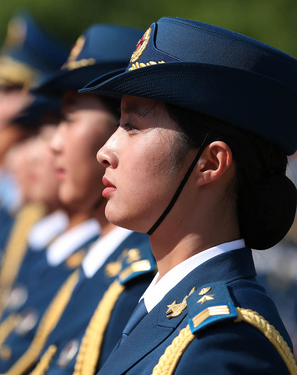 В Китае впервые появились женщины-солдаты почётного караула (9)