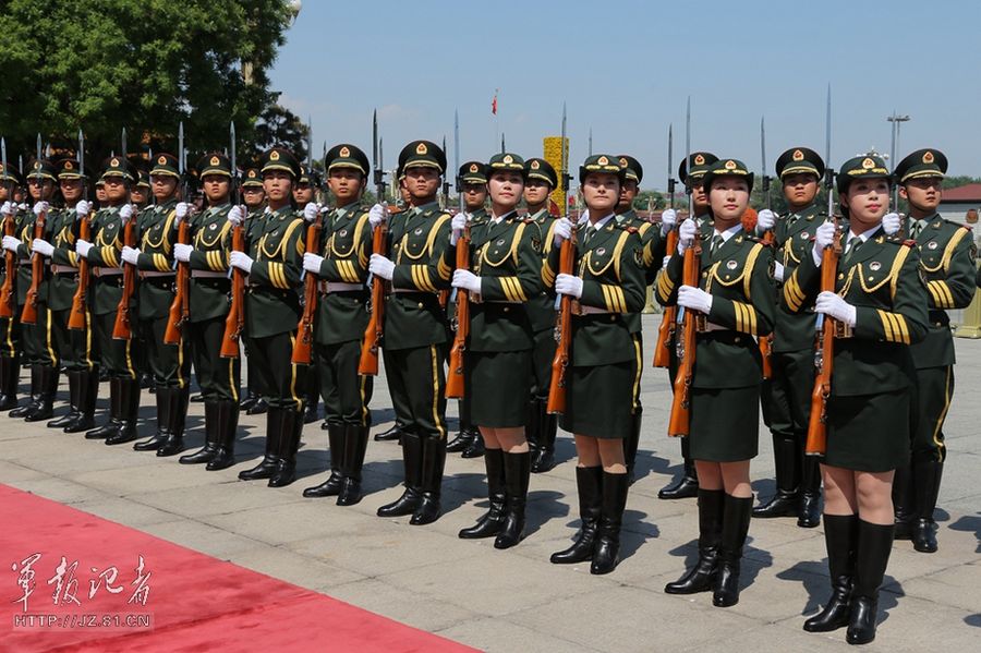 В Китае впервые появились женщины-солдаты почётного караула (13)