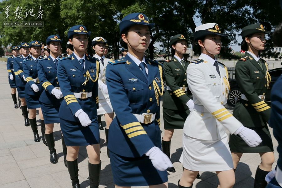 В Китае впервые появились женщины-солдаты почётного караула (4)