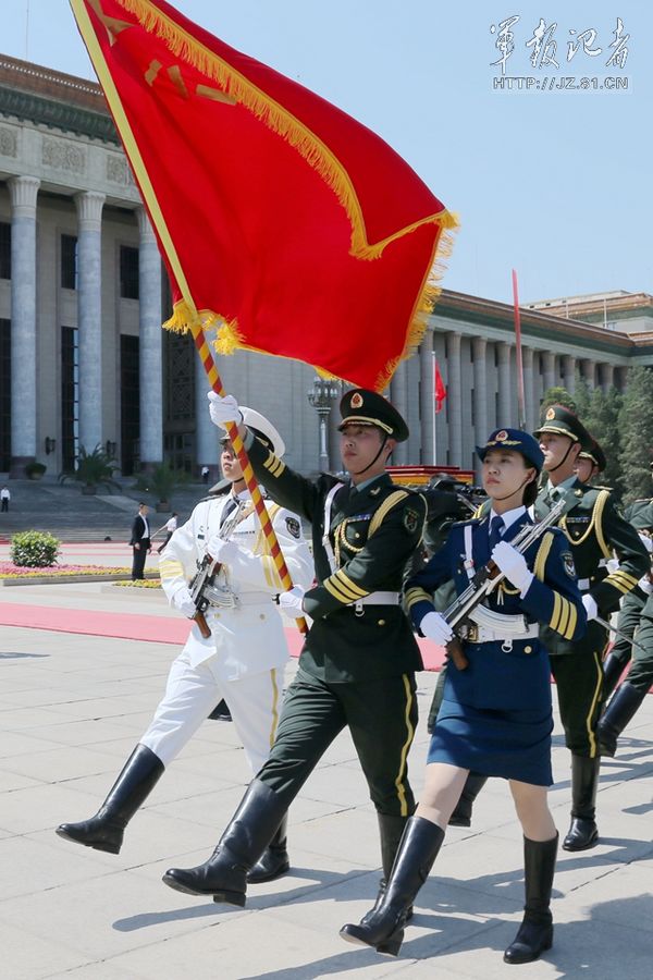 В Китае впервые появились женщины-солдаты почётного караула (3)