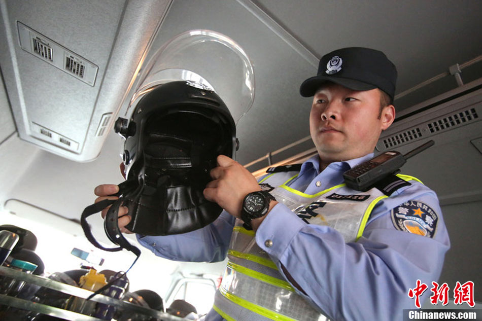 Первая штурмовая группа полиции: вооружена шлемами с 4G для одновременной передачи видео (5)
