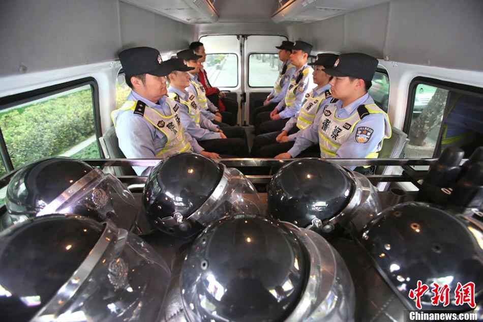 Первая штурмовая группа полиции: вооружена шлемами с 4G для одновременной передачи видео (4)