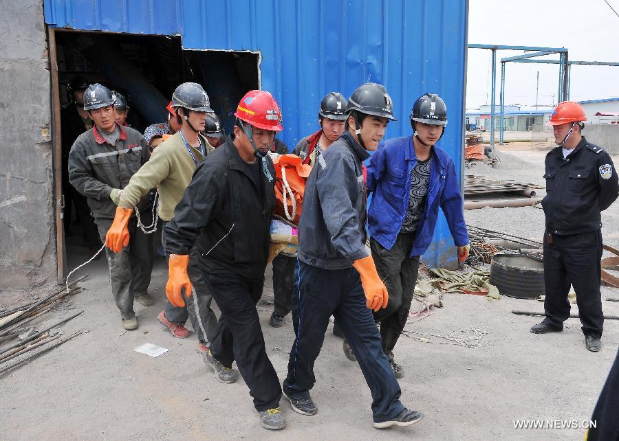 До 9 человек увеличилось число погибших в результате аварии на шахте в пров. Шэньси, еще четверо остаются заблокированными под землей