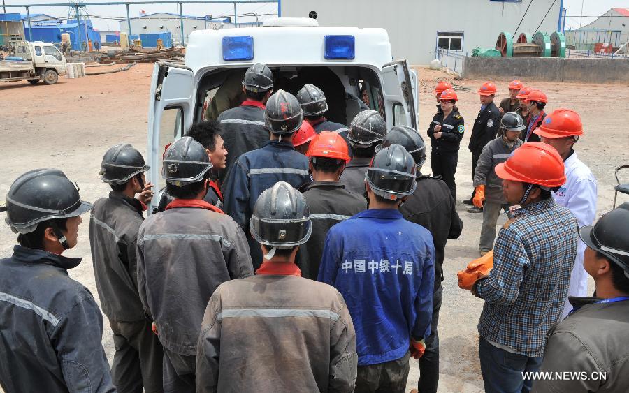 До 9 человек увеличилось число погибших в результате аварии на шахте в пров. Шэньси, еще четверо остаются заблокированными под землей (3)