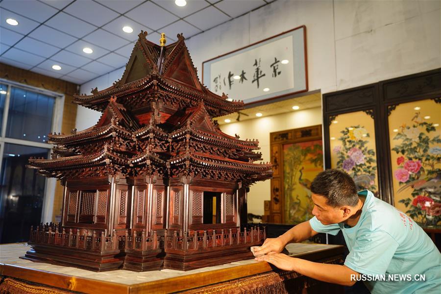 Столяры-краснодеревщики из уезда Дачэн создали миникопию угловой башни Гугуна