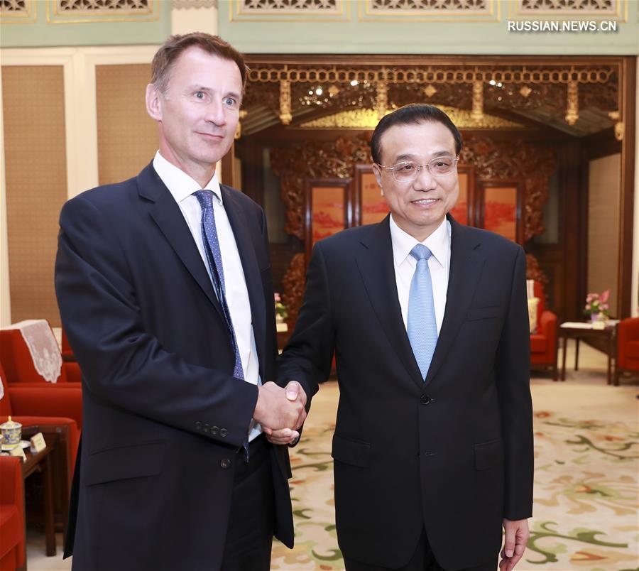 Ли Кэцян встретился с главой МИД Великобритании Дж. Хантом