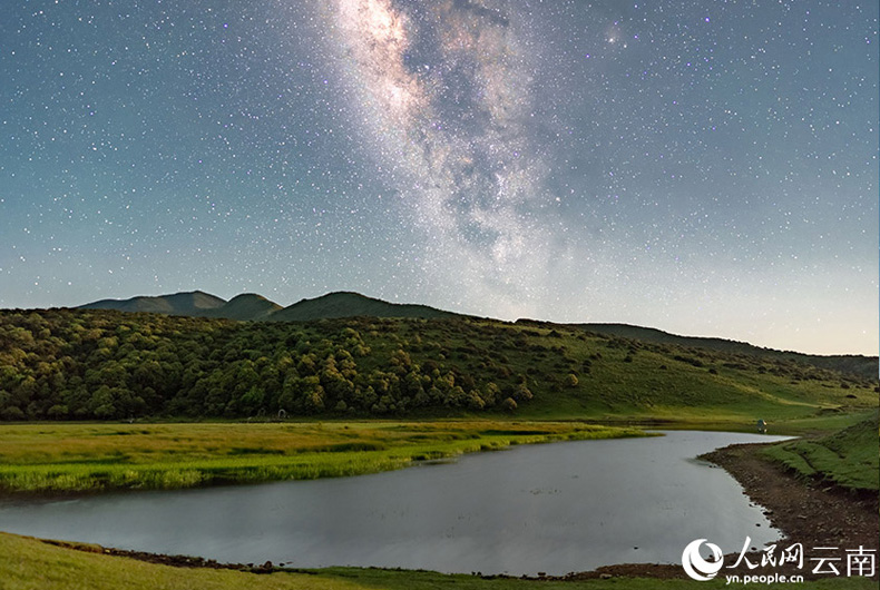 Звездное небо и рассвет на горе Няодяошань в провинции Юньнань
