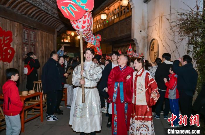 Зарубежные блогеры наслаждаются китайскими новогодними моментами в провинции Чжэцзян