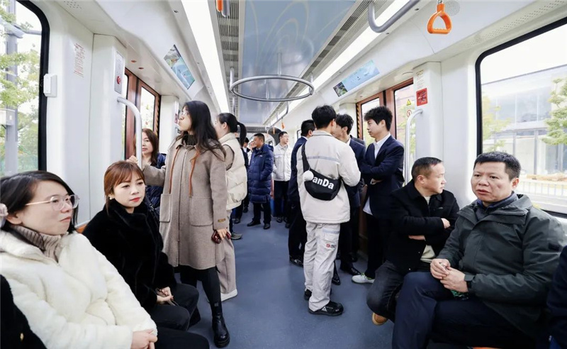 В провинции Чжэцзян запустили первый автономный рельсовый поезд