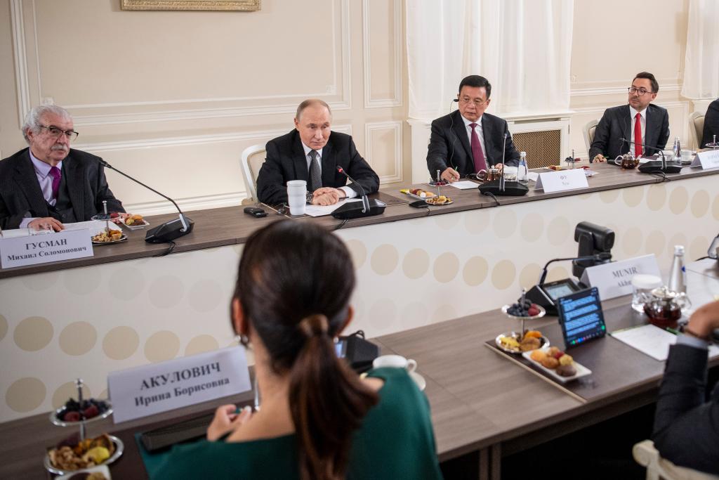 Россия становится заметным партнером Китая в экономике -- президент РФ В. Путин