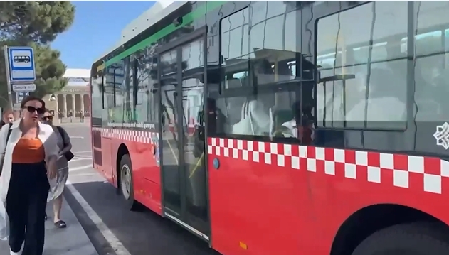 По маршруту 525 в Азербайджане начали курсировать 10 китайских автобусов