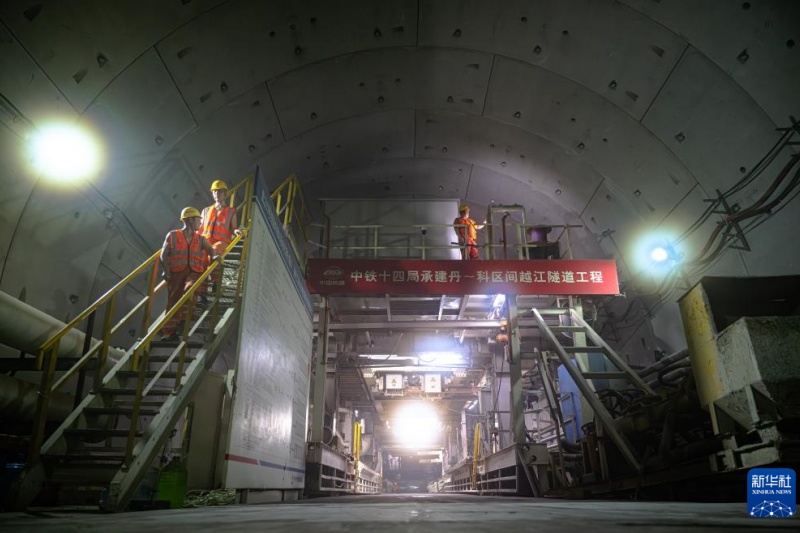 Проложен туннель под рекой Янцзы самой длинной в Китае кольцевой линии метро