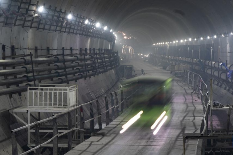Проложен туннель под рекой Янцзы самой длинной в Китае кольцевой линии метро