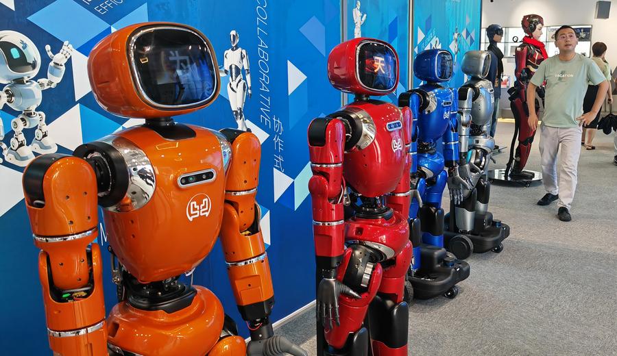 В Шэньчжэне открылся первый в мире магазин роботов формата 6S