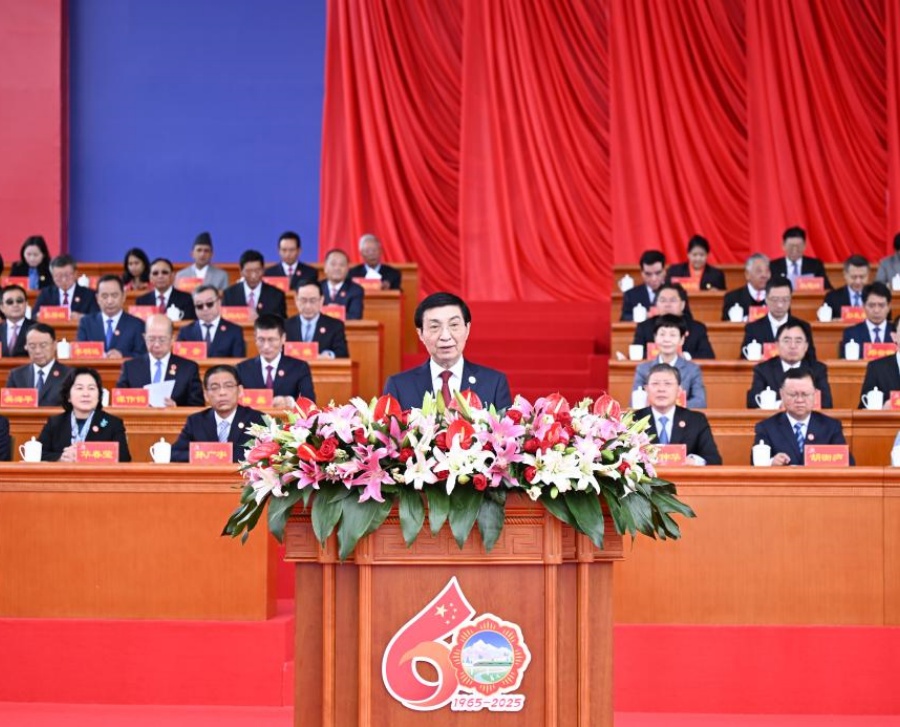 Си Цзиньпин принял участие в торжественном собрании, посвященном празднованию 60-й годовщины основания Сицзанского автономного района