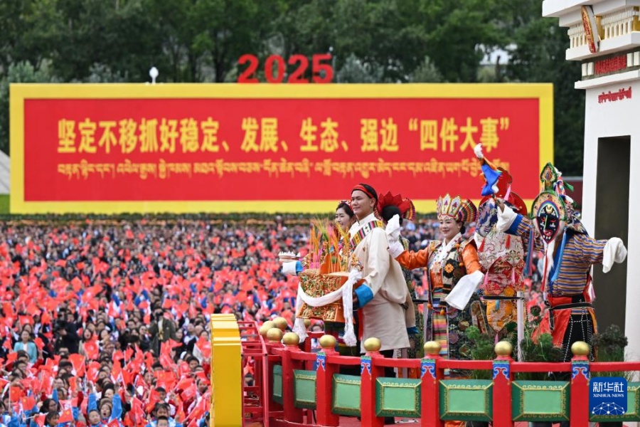 Си Цзиньпин принял участие в торжественном собрании, посвященном празднованию 60-й годовщины основания Сицзанского автономного района