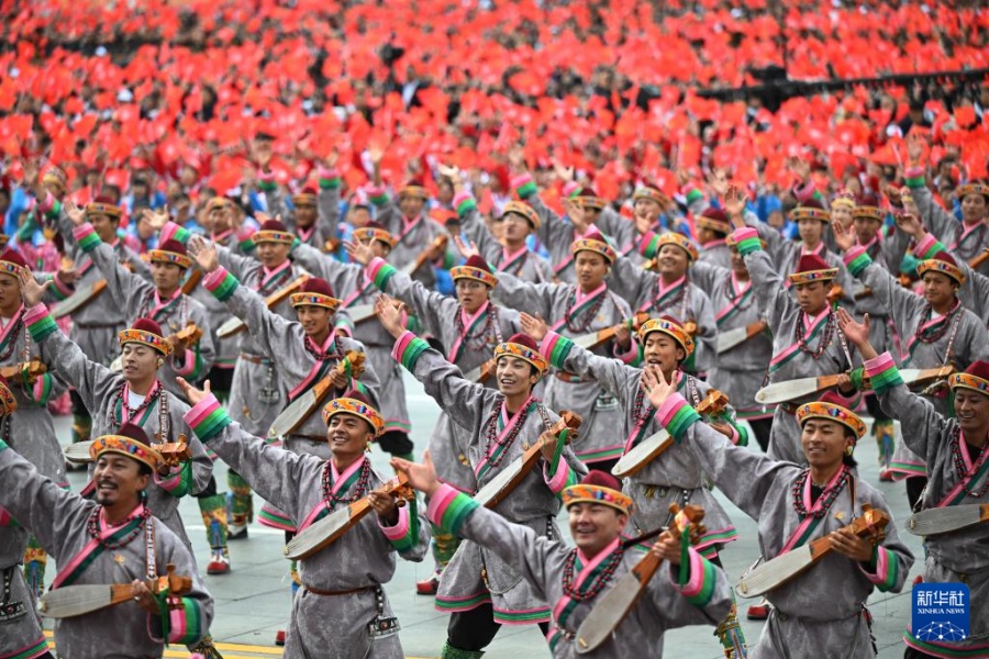 Си Цзиньпин принял участие в торжественном собрании, посвященном празднованию 60-й годовщины основания Сицзанского автономного района