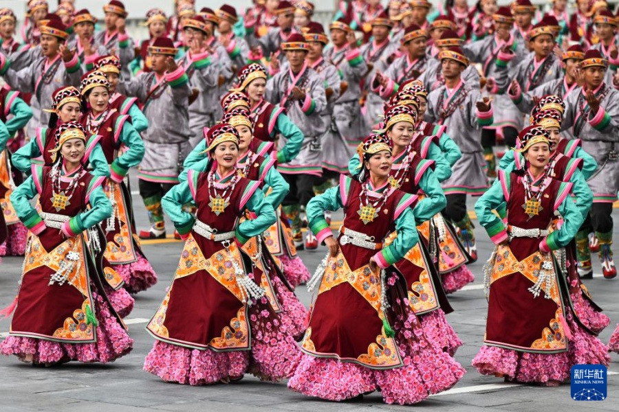 Си Цзиньпин принял участие в торжественном собрании, посвященном празднованию 60-й годовщины основания Сицзанского автономного района