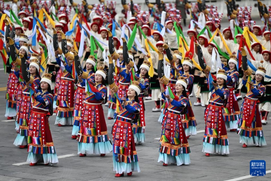 Си Цзиньпин принял участие в торжественном собрании, посвященном празднованию 60-й годовщины основания Сицзанского автономного района