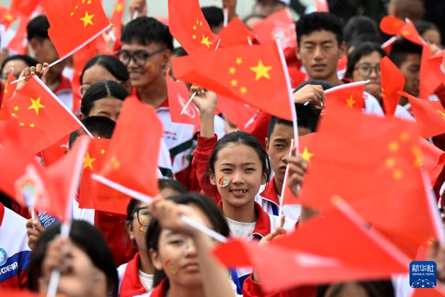 Си Цзиньпин принял участие в торжественном собрании, посвященном празднованию 60-й годовщины основания Сицзанского автономного района