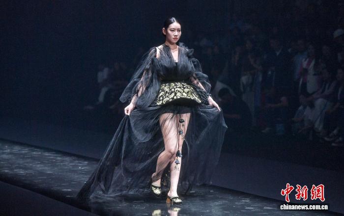 Неделя моды «Азия – Европа 2025» открылась в Урумчи