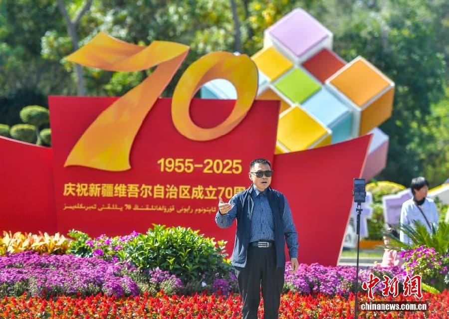 Урумчи украсили к 70-летию образования СУАР