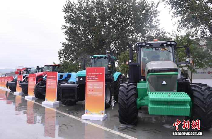 Новую сельхозтехнику представили на фестиваля урожая в Шаньдуне