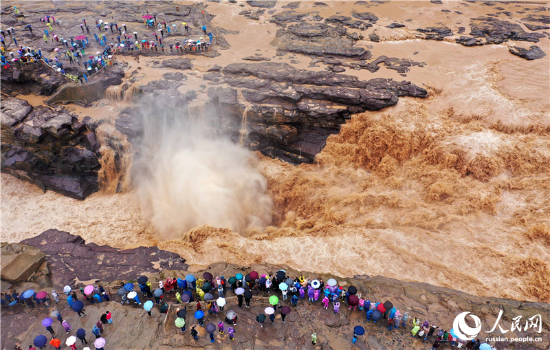 Особая мощь водопада Хукоу на реке Хуанхэ
