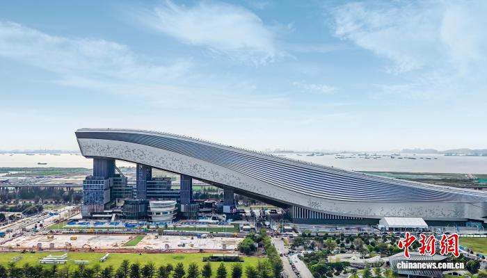 Крупнейший в мире крытый лыжный курорт открылся в Шэньчжэне