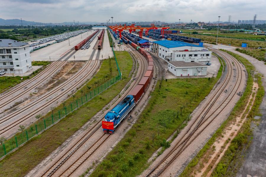 Под надзором Гуанчжоуской таможни было отправлено в общей сложности 260 грузовых поездов Китай-Европа в январе-сентябре 2025 года