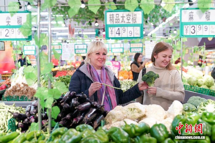 В уезде Жаохэ растет трансграничное потребление