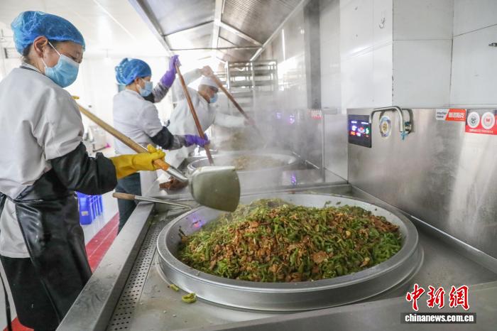 В округе провинции Цинхай 360 тыс. учеников получают бесплатное школьное питание