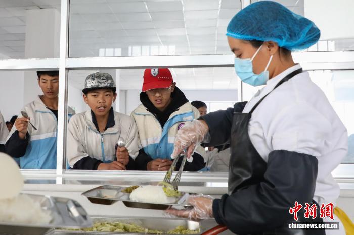 В округе провинции Цинхай 360 тыс. учеников получают бесплатное школьное питание