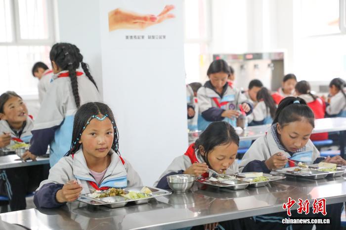 В округе провинции Цинхай 360 тыс. учеников получают бесплатное школьное питание