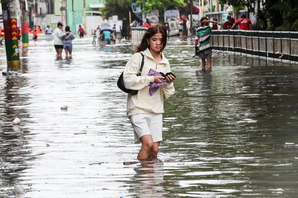 Число жертв двух мощных штормов на Филиппинах возросло до 250 человек