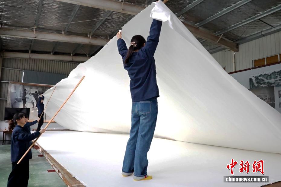 В провинции Аньхой продемонстрировали производство рисовой бумаги сюаньчжи