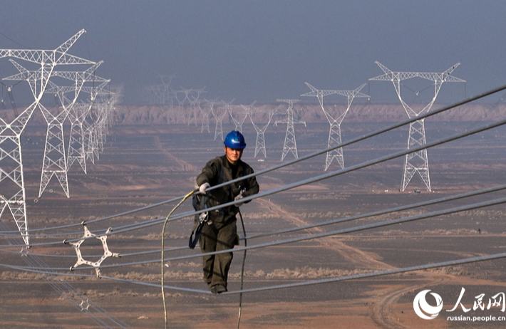 В Синьцзяне энергетики провели высотные работы на линии электропередачи