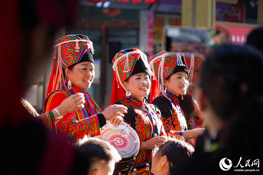 В Люйчуне устроили «самое длинное застолье в мире»