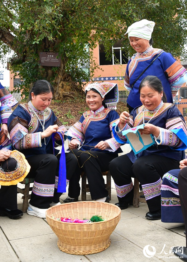 Деревня народности буи на слиянии трех рек Юго-Западного Китая