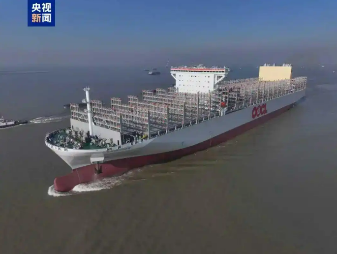 Китайский сверхкрупный контейнеровоз проходит ходовые испытания в Цзянсу