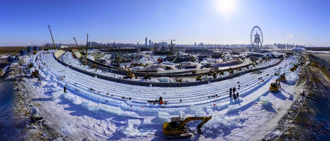 Строительство главной ледяной горки харбинского фестиваля «Большой мир льда и снега» в самом разгаре