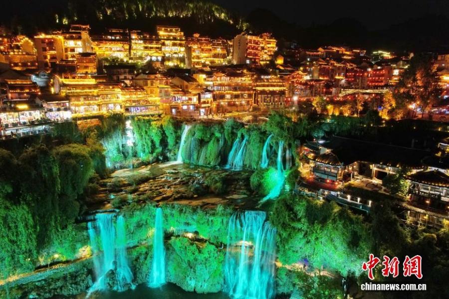 Китайский «поселок на водопаде» в Хунани привлекает иностранных туристов