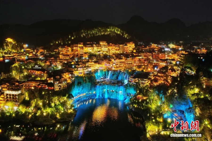 Китайский «поселок на водопаде» в Хунани привлекает иностранных туристов