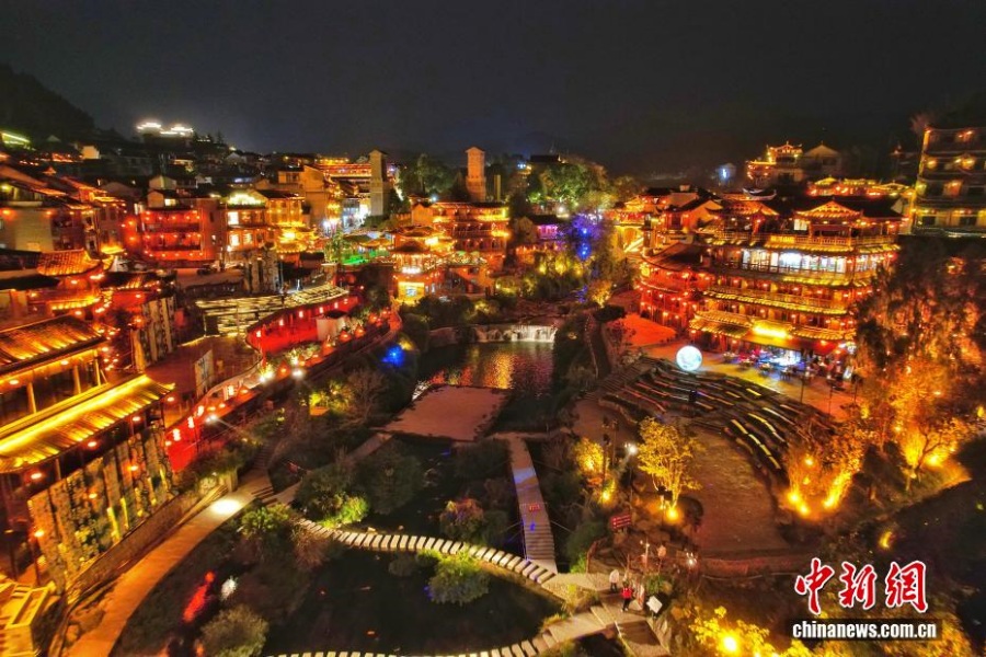 Китайский «поселок на водопаде» в Хунани привлекает иностранных туристов