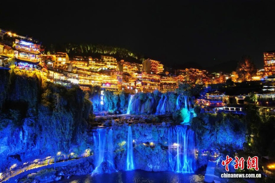 Китайский «поселок на водопаде» в Хунани привлекает иностранных туристов