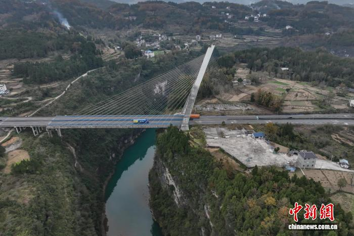 Фото моста через реку Фужун в Гуйчжоу с высоты птичьего полета