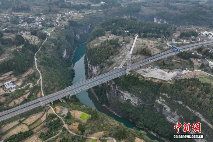 Фото моста через реку Фужун в Гуйчжоу с высоты птичьего полета