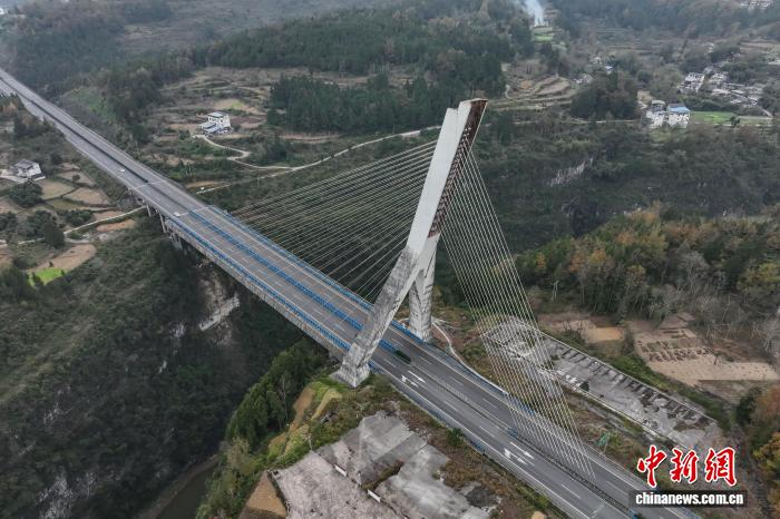 Фото моста через реку Фужун в Гуйчжоу с высоты птичьего полета