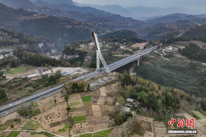 Фото моста через реку Фужун в Гуйчжоу с высоты птичьего полета