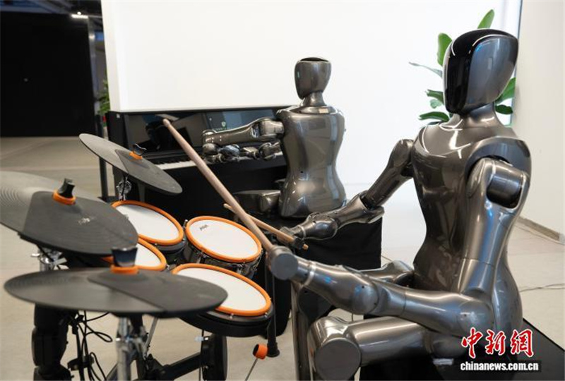Ансамбль человекоподобных роботов набирает популярность в Ханчжоу